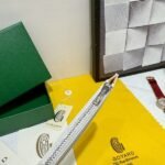 Goyard Bags 65 Goya Insert Louise is an ideal daily companion, with a large zippered compartment that for secure placement of large-sized phones, receipts, or small change.Its 8 slots 4 card pockets can hold up 12 cards.Its compact and lightweight design allows it to easily slip into your bag. Style number: 98316 Color: White Dimensions: 21cm 1cm x 11.5cm - Image 5