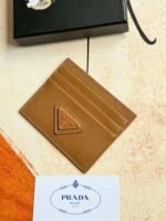 Prada Bags Prada Classic Women's Clip Official Store Step, Type No. 1MC025 Triangle Wheat Cable Routing Do Exquisite craftsmanship Perfect cross-grain cowhide, this Style Saffiano leather Card Holder With Sex Coated Lang Metal Decal Set , Start Ingenious Wonderful Idea Of Fashionable Travel. Decor There is one Same color ‎ engraved Logo Highlight, Emphasize Craftsmanship Quality Standard ‌ Length 10cm high ​ 8cm - Image 3