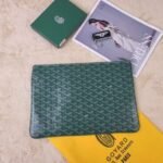 Goyard Bags 90 G0YARD Goya was founded in 1853 over 160 years history. The fabric is made from blend of linen, cotton, hemp fibers, then coated smooth gum aldehyde sugar. It's waterproof, strong, durable, highly sought after by celebrities, royalty, aristocrats. [Applause][Applause] Vacuum electroplated hardware inner label leather tags, stitching, and outer ring pressing are effects that can only be achieved imported machines. Updated the latest counter practices, model size 36*25cm Does not come with a box