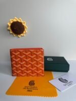 Goyard Bags 50SAINT-FLORENTIN wallet has exquisite compact design that used store cards, banknotes, documents, coins. Its secured by an ultra-flat clasp engraved with the GOYARD logo.Its size is just right to fit bag, and it can also be placed in a jacket pocket or pants pocket. 12 2.4 x 10.5 cm 80% off Wallet-Orange