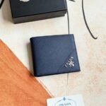 Prada Bags 75PRADA Men's Short Wallet Counter Latest Style, Official Website Synchronization, Genuine Development, Model 2M0513 # Color as shown, blue. The blue leather texture is excellent, with threaded lining. Imported white steel hardware accessories feature a complex color-blocking design, making it more fashionable and unique. Dimensions: Length 11cm, Height 9cm