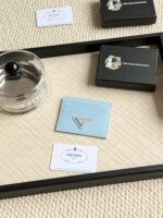 Prada Bags 55prada Hot-Selling Holder Unisex Small Card Holder, Black, Model 1MC025 Triangle Wheat Series Nine Colors Made of cross-grain cowhide, 6 card slots ➕ A middle compartment that can hold multiple cards and small change, size 11.2×8.5cm, actual product photo, see is what you get