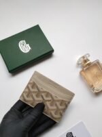 Goyard Bags ￥50 GOYARD Goya Classic Saint-Sulpice Card Holder Compact Design with Middle Pocket for Cards, ID, Folded Banknotes The compact design fits perfectly into the pocket of a jacket or pants. Style number: 9636 Size: 7 x 10.5 cm - Image 4