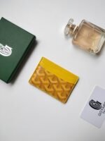 Goyard Bags ￥50 GOYARD Goya Classic Saint-Sulpice Card Holder Compact Design with Middle Pocket for Cards, ID, Folded Banknotes The compact design fits perfectly into the pocket of a jacket or pants. Style number: 9636 Size: 7 x 10.5 cm - Image 2