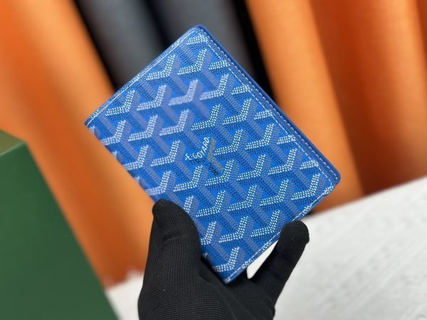 0af68b2d141d4de9829eade6876cd6ee.jpg Goyard Bags P60 Top Original Version Real Shot Home Background M64502 Passport Holder Fashionable Travel CompanionLuxurious textured grain calfskin lining, multi-compartment interior structure, classic style travel accessory.Transform this elegant passport cover into a cute incarnation.Size: 10x14x2.5cm 60181 - Image 1