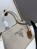 Prada Bags Batch 280 Product Launch*+2025 Summer Linen Blend Tote Bag Leather Small size Elegant fashionable summer vacation style Crafted from linen-blend fabric Paired a double wristband Embossed front signature letter logo Super practical tote bag design Comes detachable leather key ring Simple and exquisite large capacity inside, extremely useful It's simply amazing Fashionable Trendsetter's New Favorite Perfect details comparable to brick cabinets, super awesome with 5-star reviews Size: 25*19*15cm Model: 1BD678 - Image 4