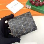 Goyard Bags The p65 G513 Marigny Coin Purse is perfect storing small change. It features snap closure, compartment coins, a slot for cards and banknotes.Size: 8.5*2*10cm. Color: Black Brown - Image 4