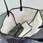 Goyard Bags 165 Ge~Ya Bag/Shopping Bag Compared old Neverfull Saint Louis bag, the Tote has numerous amazing advantages: it's extremely light soft yet still durable waterproof.Showcasing low-key and simple style, this design remains true its original mission.Equipped with detachable small inner pocket, it comes in a variety of colors to meet personal daily matching needs, easily storing all items for street gatherings or long-distance travel. Extremely practical. Two sizes available Medium 47 27 14cm Large size: 57 bag opening 30 x 15cm - Image 9