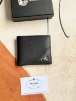 Prada Bags 75PRADA Men's Short Wallet Counter Latest Style, Official Website Synchronization, Genuine Development, Model 2M0513 # Color as shown, blue. The blue leather texture is excellent, with threaded lining. Imported white steel hardware accessories feature a complex color-blocking design, making it more fashionable and unique. Dimensions: Length 11cm, Height 9cm