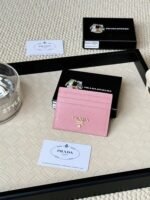 Prada Bags 55prada Hot-Selling Holder Unisex Small Card Holder, Black, Model 1MC025 Loose Characters Triangle Wheat Series Nine Colors Made of cross-grain cowhide, 6 card slots ➕ A middle compartment that can hold multiple cards and small change, size 11.2×8.5cm, actual product photo, see is what you get