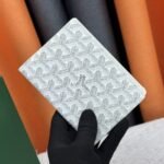 Goyard Bags P60 Top Original Version Real Shot Home Background M64502 Passport Holder Fashionable Travel Companion Luxurious textured grain calfskin lining, multi-compartment interior structure, classic style travel accessory. Transform this elegant passport cover into a cute incarnation. Size: 10x14x2.5cm 60181