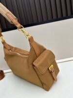 Prada Bags Batch 290 New Product 1BC264 Discovery Pack This explorer bag features imported nylon fabric calfskin leather, a soft silhouette multiple pockets.The lightweight practical Re-Nylon emphasizes multifunctional style of the design, while leather details iconic embellishments reflect our craftsmanship tradition. It comes with two detachable adjustable woven logo strap shoulder straps.Large capacity space, looks very fashionable when worn.Another timeless and popular item.Worth having! Length 32x Height 22x Bottom 11.5cm - Image 3