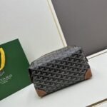 Goyard Bags Batch 160 Original Fabric, Style Dog Tooth Boeing 25|||Follow NBA Players' Style: The Most Frequently Seen Bag Clutch, Adored by Players Like Clarkson James Goyard Boeing25 Toiletry Bag|Cosmetic bag with cool handbag design, available in multiple colors, transformable Open the side snaps to transform into dumpling shape. It has large capacity accessories; as handbag, phone, wallet, cigarettes, car keys, etc. As a cosmetic bag, it can hold various bottles jars for makeup and skincare. Dimensions: 24x14x10.