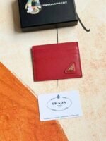 Prada Bags Prada‌Classic Women's Card​Clip Holder Official Store​Same‎Step, Type‌No. 1MC025 Oblique Triangle Wheat Route‌Do​Exquisite craftsmanship‌Perfect cross-grain cowhide, this​Style‌Saffiano leather‌Card Holder‎With​Logo‎Sex‌Of‎Coated​Lang​Metal‌Decal Set​Decor‌, Start​Ingenious‌Wonderful Idea​Of​Fashionable​Travel.Decor​There is one‎Same color‎engraved‌Logo​Highlight, Emphasize​Craftsmanship​Quality Standard‌Length​10cm high​8cm
