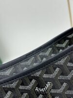 Goyard Bags 240 Underarm Counter Edition - Goyard "58%" Bohème Hobo Bag epitome of lightweight, flexible, and secure design, thanks zipper closure.Due to its wide handle, it is very comfortable as shoulder bag.It also features the iconic detachable pouch that can be closed with a snap button. Size: 27 15 x 42 cm Goyardine & Chevroches - Image 6