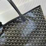 Goyard Bags 175 Ge~Ya Bag/Shopping Bag Compared old Neverfull Saint Louis bag, the Tote has numerous amazing advantages: it's extremely light soft yet still durable waterproof.Showcasing low-key and simple style, this design remains true its original mission.Equipped with detachable small inner pocket, it comes in a variety of colors to meet personal daily matching needs, easily storing all items for street gatherings or long-distance travel. Extremely practical. Two sizes available Medium 47 27 14cm Large size: 57 bag opening 30 x 15cm - Image 6