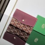 Goyard Bags 60Saint-Gabriel Wallet lightweight compact, be opened at 70% off degrees, can hold 7 cards, banknotes, cash, and various documents.There is a snap button on front cover the wallet for secure storage of all items. 9.3 2.5 x 12 cm 3319-Date Red