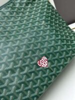 Goyard Bags 240 Underarm Counter Edition - Goyard "58%" Bohème Hobo Bag epitome of lightweight, flexible, and secure design, thanks zipper closure.Due to its wide handle, it is very comfortable as shoulder bag.It also features the iconic detachable pouch that can be closed with a snap button. Size: 27 15 x 42 cm Goyardine & Chevroches - Image 4