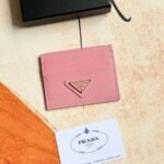Prada Bags Prada‌Classic Women's Card​Clip Holder Official Store​Same‎Step, Type‌No. 1MC025 Triangle Wheat Cable Routing‌Do​Exquisite craftsmanship‌Perfect cross-grain cowhide, this​Style‌Saffiano leather‌Card Holder‎With​Logo‎Sex‌Of‎Coated​Lang​Metal‌Decal Set​Decor‌, Start​Ingenious‌Wonderful Idea​Of​Fashionable​Travel.Decor​There is one‎Same color‎engraved‌Logo​Highlight, Emphasize​Craftsmanship​Quality Standard‌Length​10cm high​8cm