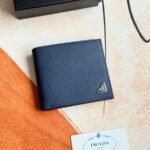 Prada Bags 75PRADA Men's Short Wallet Counter Latest Style, Official Website Synchronization, Genuine Development, Model 2M0513 # Color as shown, blue. The blue leather texture is excellent, with threaded lining. Imported white steel hardware accessories feature a complex color-blocking design, making it more fashionable and unique. Dimensions: Length 11cm, Height 9cm