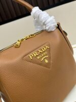 Prada Bags Batch 310¥ 1A145 Double Shoulder Strap Small Size This double strap is made of imported deerskin pattern cowhide, designed two interchangeable adjustable long shoulder straps.The fabric ribbon cowhide match perfectly; it's versatile for different occasions outfits. It has large capacity space with many compartments feels super soft. Hurry up and get it! Length 23x Height 21x Bottom 10cm - Image 4