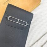 Hermes Bags 160 New Hermes Pig Nose Mobile Phone Bag Model: 398-1 Silver Buckle Lychee Pattern Size: 18*12*3cm Made of Togo calfskin Exquisite with smooth straight edges original factory code inside. It has 4 card slots, adjustable shoulder strap length, can be detached to use as a wallet.High-end and elegant, you deserve it - Image 3
