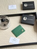 Prada Bags 55prada Hot-Selling Holder Unisex Small Holder, Black, Model 1MC025 Diagonal Triangle Cross Pattern Cowhide Leather, 6 Card Slots ➕ A middle compartment that can hold multiple cards and small change, size 11.2×8.5cm, actual product photo, see is what you get - Image 3