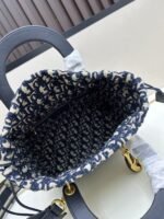 Goyard Bags 300L Five-Compartment This Wicker Bag is meticulously woven using traditional handcraft techniques from wicker, making it classic fashion item that showcases exquisite craftsmanship.The interior includes blue Oblique printed pouch a zipper pocket and drawstring closure.Inspired by brand logo style, Book Tote handbag with embroidered adjustable wide strap, can be worn over the shoulder or crossbody.Very suitable for casual travel wear. Lady Diana Five-Grid Bamboo Basket √ Size: 24×20×11cm - Image 7