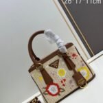 Prada Bags Batch of 300 with boxes, love element handbags year!✨|||Prada Stunning It's to carry the Sunshine Straw Bag Summer solstice coming soon, here's recommendation this Prada sun-straw bag leather, refreshing yet artistic, making you both sweet beautiful.The design is also very practical, and it has large capacity. How can be complete without straw woven bag? Woven bags are a must-have for summer healing # 26x17x11, model 2511