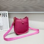 Hermes Bags Bag 18cm145 Made of Hermes togo calfskin Size: 18*6*20cm Model: 337 Evelyne shoulder pays homage nomadic smooth lines showcasing a free-spirited vibe.Originally designed for carrying equestrian equipment, this bag has been reinterpreted to combine fashion style with practical functionality. - Image 3