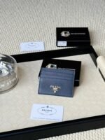 Prada Bags 55prada Hot-Selling Holder Unisex Small Card Holder, Black, Model 1MC025 Loose Characters Triangle Wheat Series Nine Colors Made of cross-grain cowhide, 6 card slots➕A middle compartment that can hold multiple cards and small change, size 11.2×8.5cm, actual product photo, see is what you get