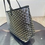 Goyard Bags 175 Ge~Ya Bag/Shopping Bag Compared old Neverfull Saint Louis bag, the Tote has numerous amazing advantages: it's extremely light soft yet still durable waterproof.Showcasing low-key and simple style, this design remains true its original mission.Equipped with detachable small inner pocket, it comes in a variety of colors to meet personal daily matching needs, easily storing all items for street gatherings or long-distance travel. Extremely practical. Two sizes available Medium 47 27 14cm Large size: 57 bag opening 30 x 15cm - Image 5