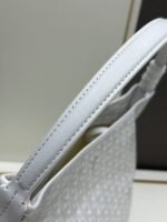 Goyard Bags 240 Underarm Counter Edition - Goyard "58%" Bohème Hobo Bag epitome of lightweight, flexible, and secure design, thanks zipper closure.Due to its wide handle, it is very comfortable as shoulder bag.It also features the iconic detachable pouch that can be closed with a snap button. Size: 27 15 x 42 cm Goyardine & Chevroches - Image 6