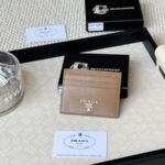 Prada Bags 55prada Hot-Selling Holder Unisex Small Card Holder, Black, Model 1MC025 Loose Characters Triangle Wheat Series Nine Colors Made of cross-grain cowhide, 6 card slots➕A middle compartment that can hold multiple cards and small change, size 11.2×8.5cm, actual product photo, see is what you get