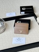 Prada Bags 55prada Hot-Selling Holder Unisex Small Card Holder, Black, Model 1MC025 Loose Characters Triangle Wheat Series Nine Colors Made of cross-grain cowhide, 6 card slots➕A middle compartment that can hold multiple cards and small change, size 11.2×8.5cm, actual product photo, see is what you get