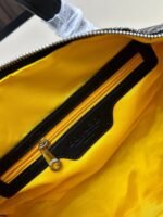 Goyard Bags New batch 190 Goyard Barrel 40 sports travel bag. The size 40cm suitable daily use can be used as gym or a perfect companion short trips.The double zipper design makes it more convenient use.There an additional handle on enhance portability.The overall body of the bag is very soft, lightweight, and has large capacity space.There are side buckles that allow you to match medium-sized straps for shoulder carrying.Dimensions 40x22x22, model 2535 - Image 8