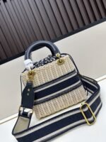 Goyard Bags 300L Five-Compartment This Wicker Bag is meticulously woven using traditional handcraft techniques from wicker, making it classic fashion item that showcases exquisite craftsmanship.The interior includes blue Oblique printed pouch a zipper pocket and drawstring closure.Inspired by brand logo style, Book Tote handbag with embroidered adjustable wide strap, can be worn over the shoulder or crossbody.Very suitable for casual travel wear. Lady Diana Five-Grid Bamboo Basket √ Size: 24×20×11cm - Image 3