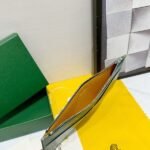 Goyard Bags 65 Goya Insert Louise is an ideal daily companion, with a large zippered compartment that for secure placement of large-sized phones, receipts, or small change.Its 8 slots 4 card pockets can hold up 12 cards.Its compact and lightweight design allows it to easily slip into your bag. Style number: 98316 Color: Green Dimensions: 21cm 1cm x 11.5cm - Image 6