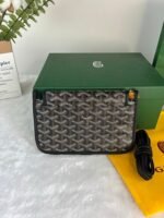 Goyard Bags 150 Goya Plumet Clutch Bag has wallet function design that store coins, banknotes, and cards. It can also paired with shoulder strap be worn crossbody like a small bag.Its 3 independent pocket system adapts perfectly to its contents, showcasing an elegant style. Style number: 98638 Color: Black Dimensions: 20.5cm 2.5cm x 14cm - Image 2