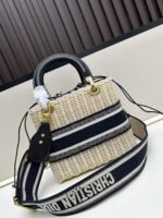 Goyard Bags 300L Five-Compartment This Wicker Bag is meticulously woven using traditional handcraft techniques from wicker, making it classic fashion item that showcases exquisite craftsmanship.The interior includes blue Oblique printed pouch a zipper pocket and drawstring closure.Inspired by brand logo style, Book Tote handbag with embroidered adjustable wide strap, can be worn over the shoulder or crossbody.Very suitable for casual travel wear. Lady Diana Five-Grid Bamboo Basket √ Size: 24×20×11cm - Image 3