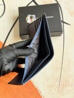 Prada Bags 75PRADA Men's Short Wallet Counter Latest Style, Official Website Synchronization, Genuine Development, Model 2M0513 # Color as shown, blue. The blue leather texture is excellent, with threaded lining. Imported white steel hardware accessories feature a complex color-blocking design, making it more fashionable and unique. Dimensions: Length 11cm, Height 9cm - Image 5