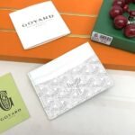 Goyard Bags 45 Goya Saint-Sulpice card holder has and small design, with middle that can store cards, documents, folded banknotes.The compact design fits perfectly into the pocket of a jacket or pants. Style number: G5122 Color: Black, Orange, Bright Red, Sky Yellow, White, Green, Maroon, Sapphire Blue, Gray Size: 10.5cm 0.2cm x 7cm