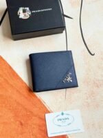 Prada Bags 75PRADA Men's Short Wallet Counter Latest Style, Official Website Synchronization, Genuine Development, Model 2M0513 # Color as shown, blue. The blue leather texture is excellent, with threaded lining. Imported white steel hardware accessories feature a complex color-blocking design, making it more fashionable and unique. Dimensions: Length 11cm, Height 9cm