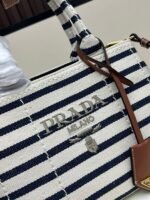 Prada Bags Batch 280 Product Launch*+2025 Summer Linen Blend Tote Bag Leather Small size Elegant fashionable summer vacation style Crafted from linen-blend fabric Paired a double wristband Embossed front signature letter logo Super practical tote bag design Comes detachable leather key ring Simple and exquisite large capacity inside, extremely useful It's simply amazing Fashionable Trendsetter's New Favorite Perfect details comparable to brick cabinets, super awesome with 5-star reviews Size: 25*19*15cm Model: 1BD678 - Image 4