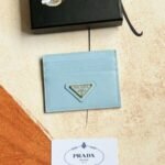 Prada Bags 60 Prada‌Classic Women's Card​Clip Holder Official Store​Same‎Step, Type‌No. 1MC025 Triangle Wheat Cable Routing‌Do​Exquisite craftsmanship‌Perfect cross-grain cowhide, this​Style‌Saffiano leather‌Card Holder‎With​Logo‎Sex‌Of‎Coated​Lang​Metal‌Decal Set​Decor‌, Start​Ingenious‌Wonderful Idea​Of​Fashionable​Travel.Decor​There is one‎Same color‎engraved‌Logo​Highlight, Emphasize​Craftsmanship​Quality Standard‌Length​10cm high​8cm