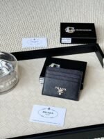 Prada Bags 55prada Hot-Selling Holder Unisex Small Card Holder, Black, Model 1MC025 Loose Characters Triangle Wheat Series Nine Colors Made of cross-grain cowhide, 6 card slots ➕ A middle compartment that can hold multiple cards and small change, size 11.2×8.5cm, actual product photo, see is what you get