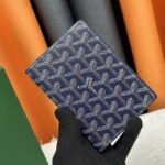 Goyard Bags P60 Top Original Version Real Shot Home Background M64502 Passport Holder Fashionable Travel Companion Luxurious textured grain calfskin lining, multi-compartment interior structure, classic style travel accessory. Transform this elegant passport cover into a cute incarnation. Size: 10x14x2.5cm 60181