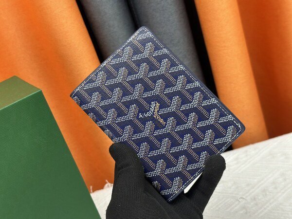 49c9d27ad2944eb8aff21b69fb07a0b4.jpg Goyard Bags P60 Top Original Version Real Shot Home Background M64502 Passport Holder Fashionable Travel Companion Luxurious textured grain calfskin lining, multi-compartment interior structure, classic style travel accessory. Transform this elegant passport cover into a cute incarnation. Size: 10x14x2.5cm 60181 - Image 1