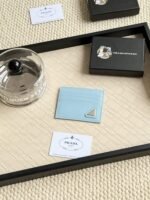 Prada Bags 55prada Hot-Selling Holder Unisex Small Holder, Black, Model 1MC025 Diagonal Triangle Cross Pattern Cowhide Leather, 6 Card Slots ➕ A middle compartment that can hold multiple cards and small change, size 11.2×8.5cm, actual product photo, see is what you get