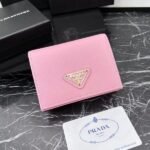 Prada Bags P90 PRADA Official Synchronized New Shipment, Short Clip Hot Item Shipment: ✌ Product Cabinet Special Real Shot [Strong]! Size: Quality Leather: Original Character Ten Pattern Color: Epoxy Gold Triangle Logo Plum Bright Red, Pink, Black, Apricot, Sky Blue, Purple Size 10X9Ⅹ2, Model LM209